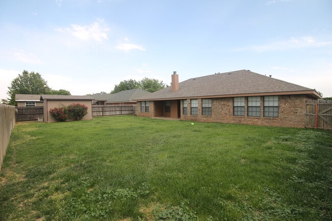 Building Photo - 2300 Northglen Dr