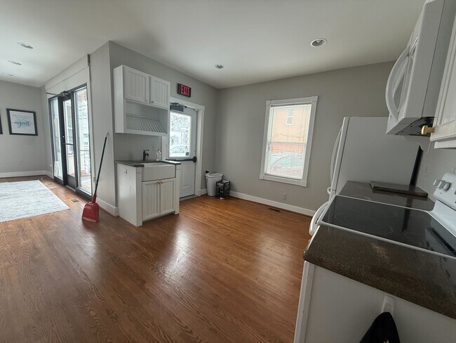 Building Photo - 256 S Water St