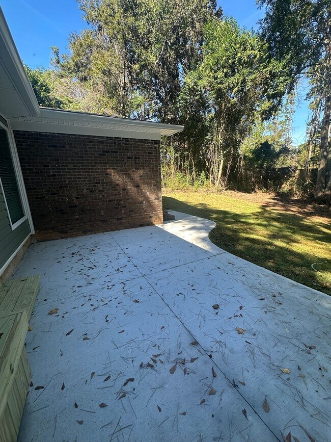 Building Photo - Newly remodeled 4/2 in the Eastgate Commun...