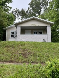 Building Photo - 513 Oak Pl