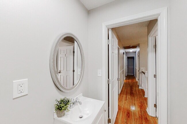 Building Photo - Morrow Home, a 3 mins drive to transit stop Mt Zion Blvd & E Meyer Dr