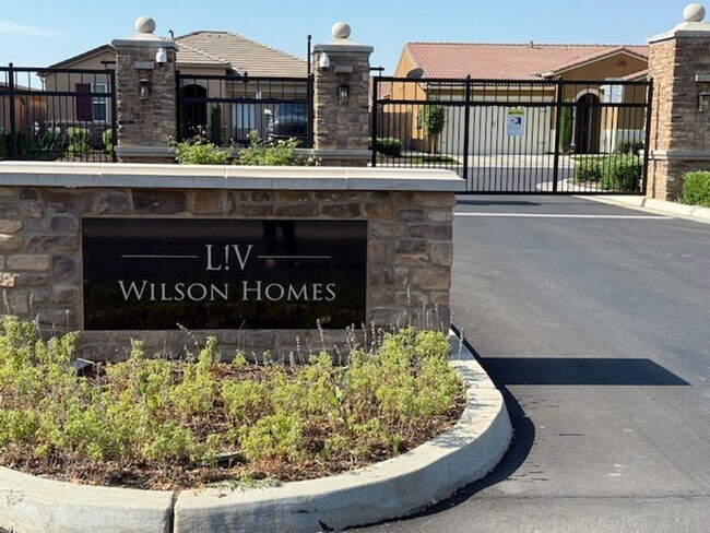 Building Photo - Modern and well appointed home in Clovis, ...