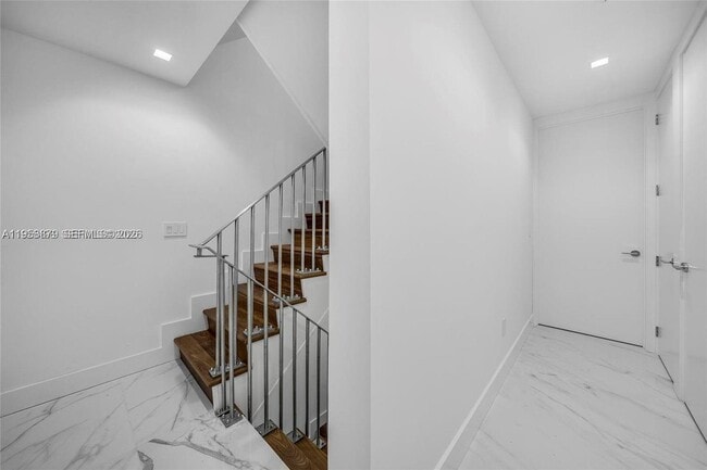 Building Photo - 100 South Pointe Dr