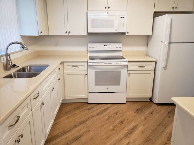 Building Photo - Centrally Located Sarasota 2-bedroom Home ...