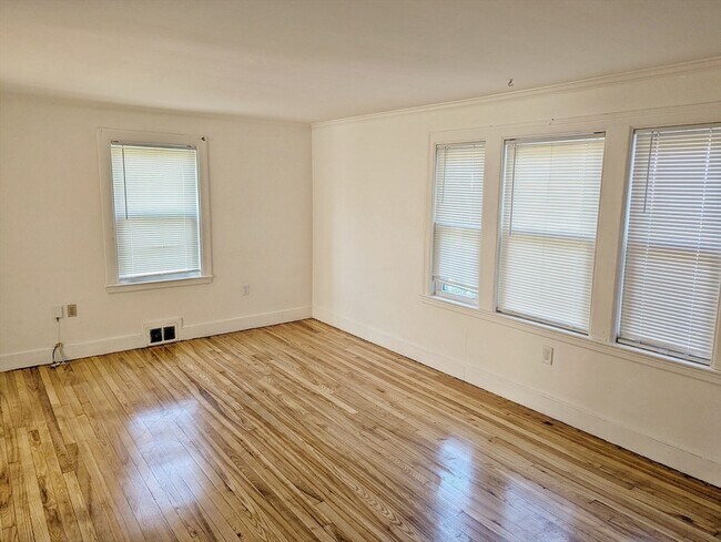 Building Photo - 111 Gladeside Ave
