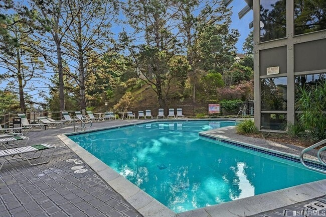 Building Photo - Townhouse Condo 2 BD / 1.5 BA