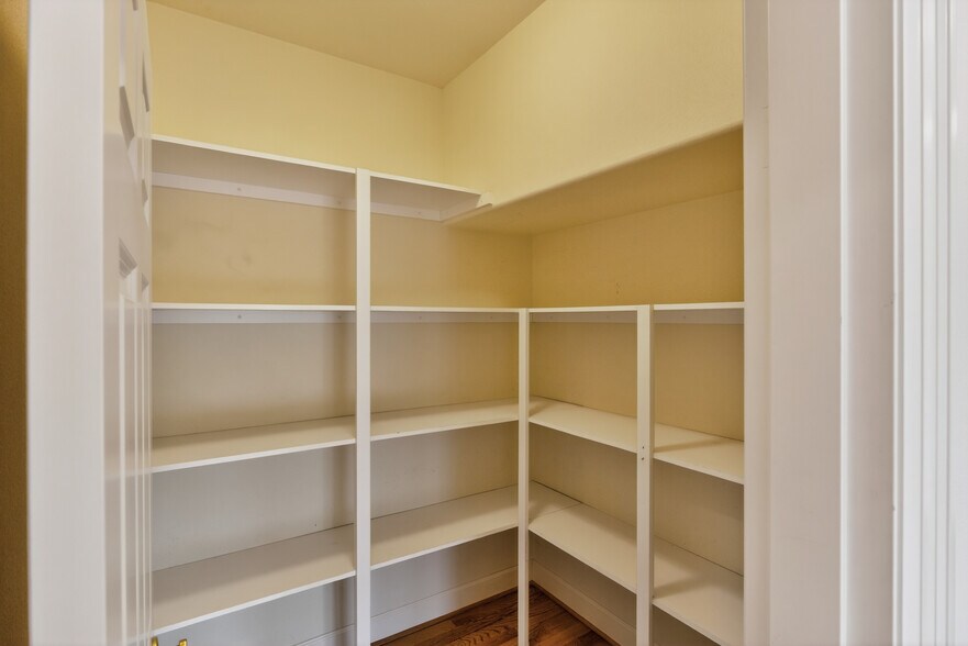 Building Photo - 1645 SE Oak Shore Ln