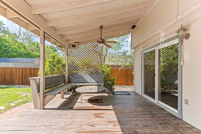 Building Photo - 1807 Iris Ln