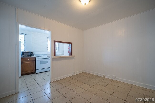 Building Photo - Conveniently Located Moi'ili'ili Apt. near...