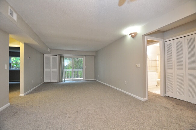 Building Photo - 710 Twin Circle Dr