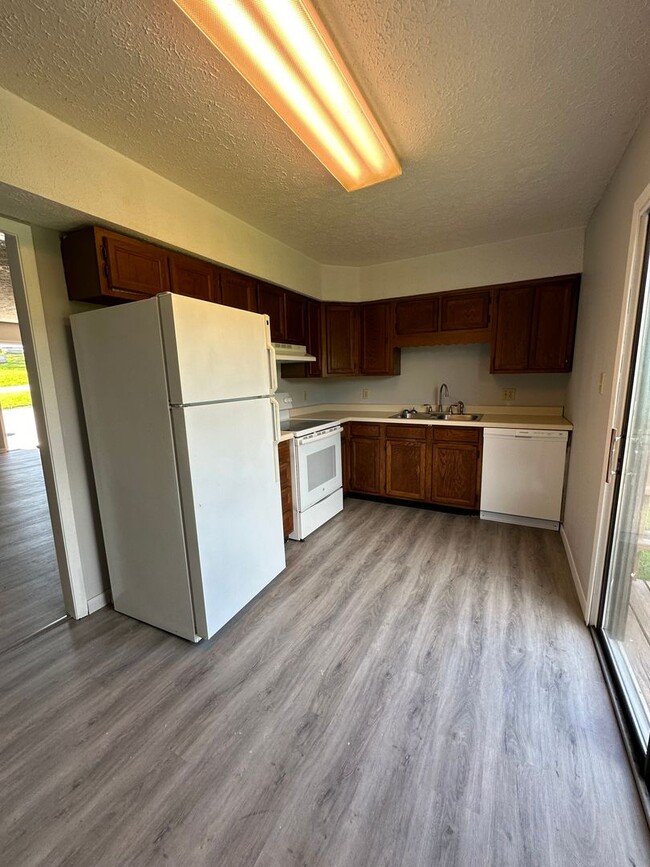 Building Photo - 2 Bedroom / 1.5 bath Townhouse, Kingsport TN