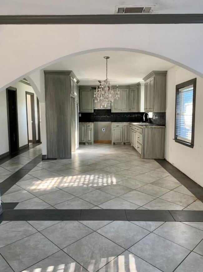 Building Photo - Spacious 2 Bed, 1 Bath Home in Riverside R...
