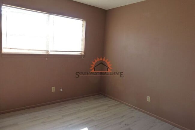 Building Photo - Spacious 3 bedroom 2 bathroom home.