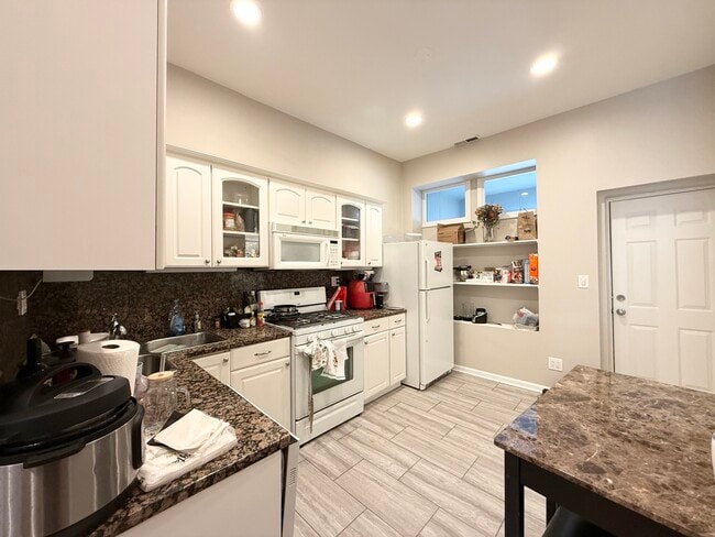 Building Photo - 1905 W Huron St