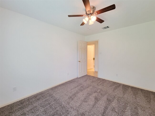 Building Photo - 2431 Edgewood Dr