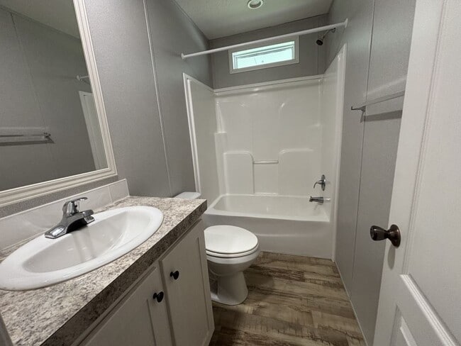 Building Photo - 10 Gatehouse Ct