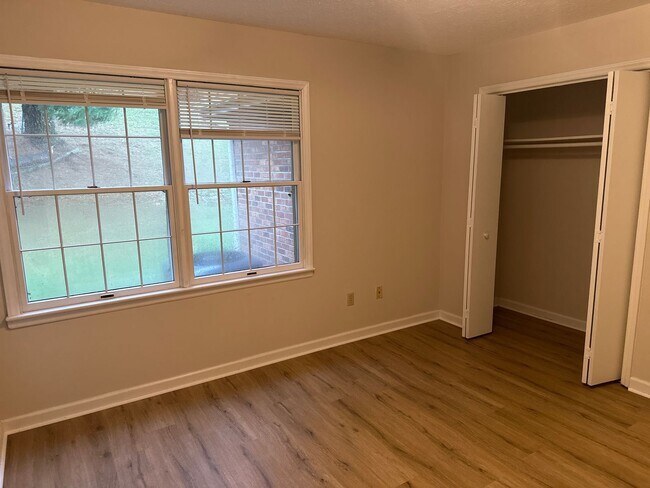 Building Photo - Townhouse