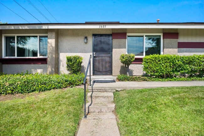 Building Photo - 1605 Carmel Cir E