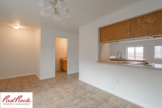 Building Photo - Spacious 3 Bedroom Townhome in Central St....