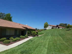 Building Photo - Charming Single Level 2br/2Ba Condo In Oaks North Senior 55+ Area