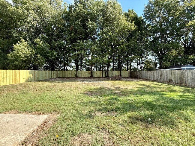 Building Photo - 3 Bedroom/2 Bathroom HOME FOR THE HOLIDAYS...