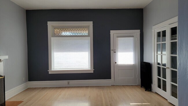 Building Photo - Charming renovated avenues apartment
