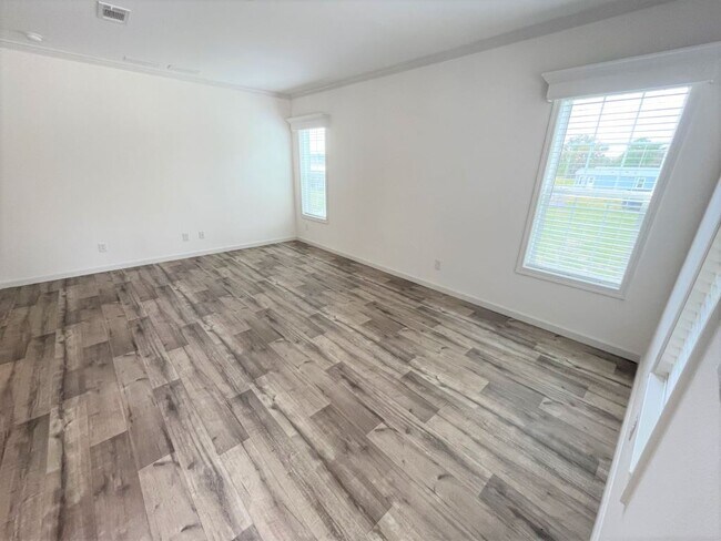 Building Photo - 5680 Woodford St