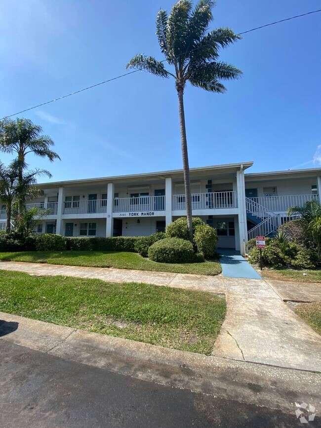 Building Photo - Lovely 1/1 Condo in St. Pete