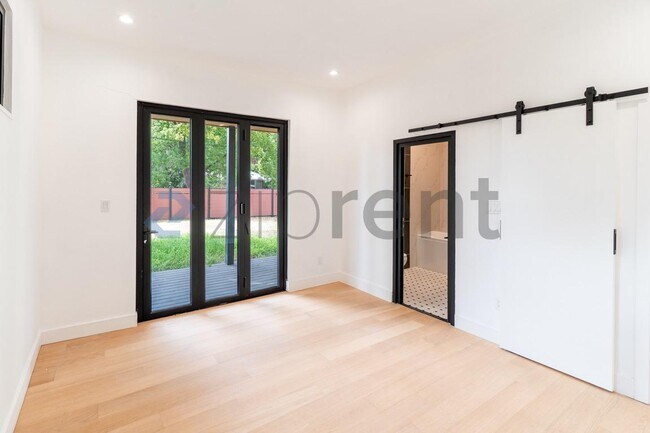 Building Photo - Unit