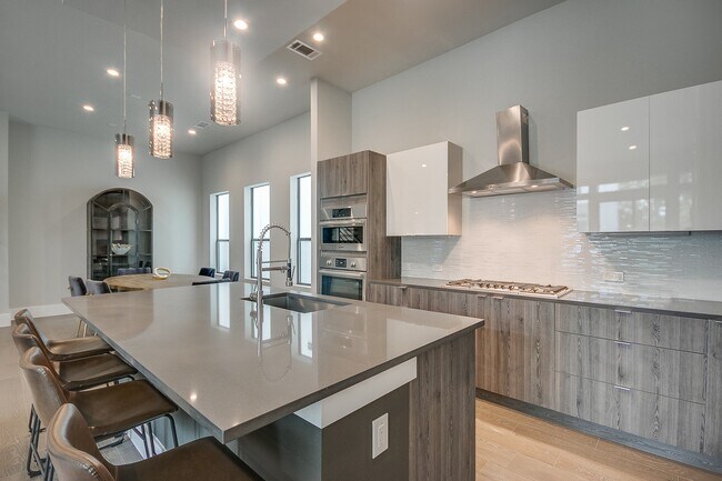 Building Photo - 1615 Wheeler Ave