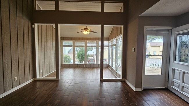 Building Photo - 33 April Point Dr N