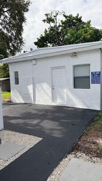 Building Photo - 414 Phippen Waiters Rd