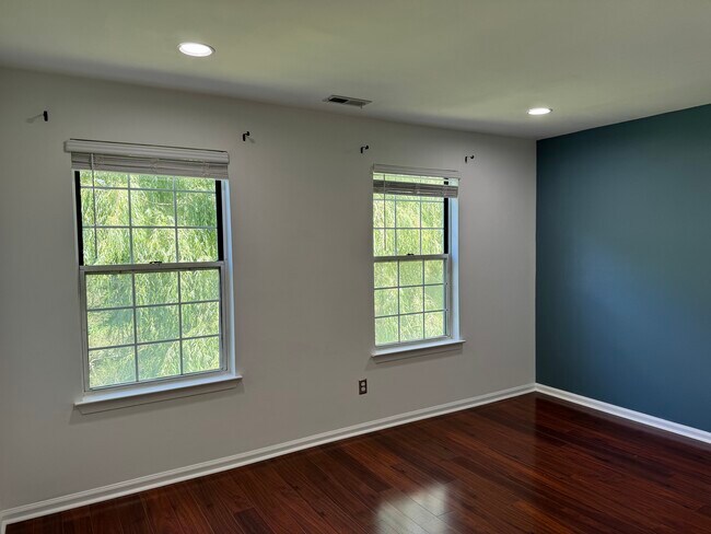 Building Photo - 1303 Golden Pl