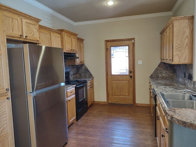 Building Photo - Prestigious 3/3/2 Home in Lubbock Cooper School District.