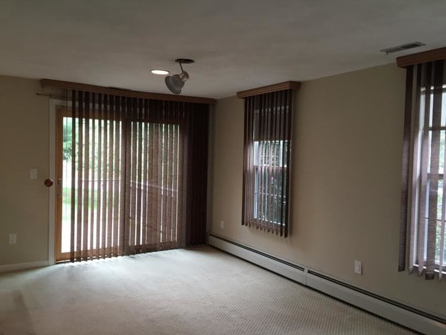Building Photo - Great Louisquisset Condo