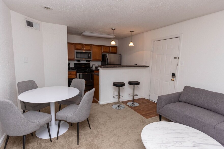 Building Photo - 915 Cameo Dr