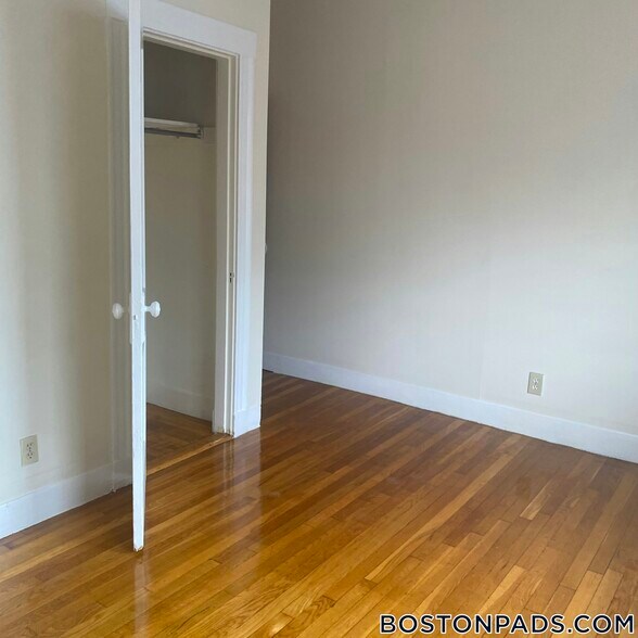 Building Photo - 19 Mora St