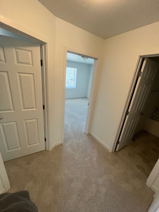 Building Photo - 3 Bed 3 Bath TownHome