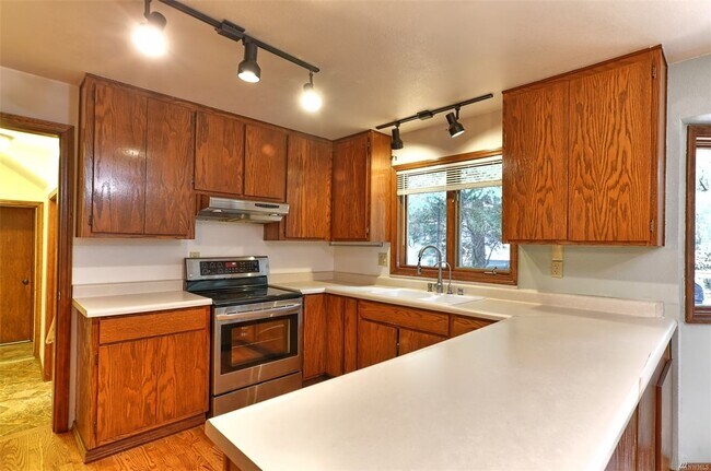 Building Photo - Versatile 3-Bedroom Silver Lake Home with ...