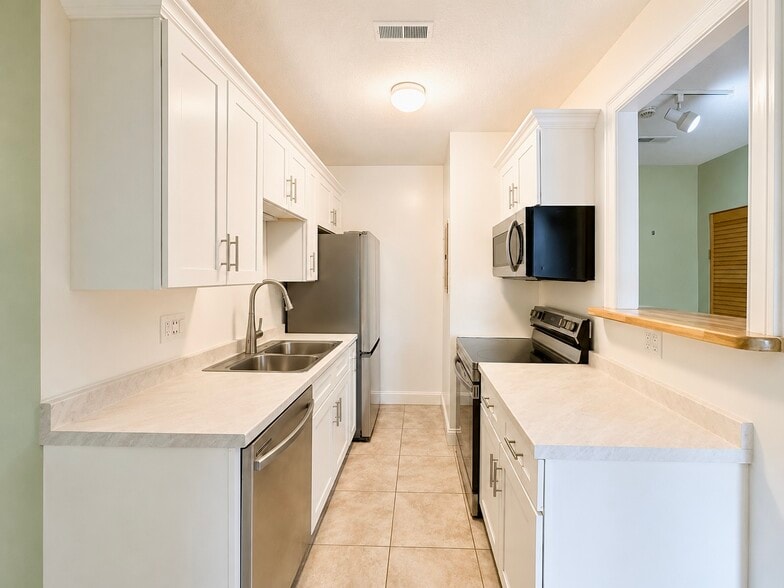 Kitchen - 150 Rumford Ave
