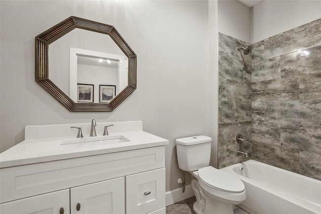 Building Photo - 933 W Eighth Street Unit