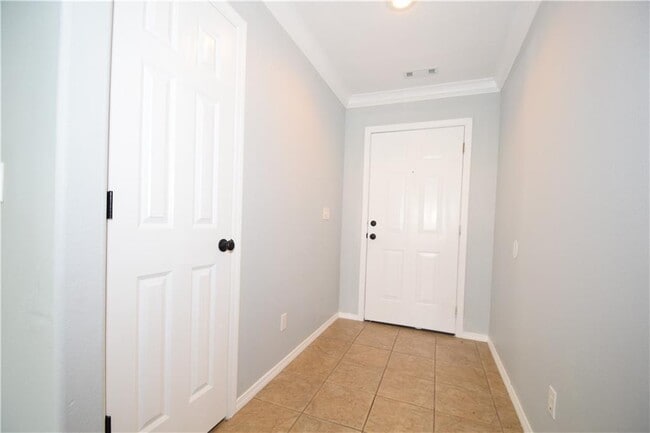 Building Photo - 903 SW Sandrock Rd