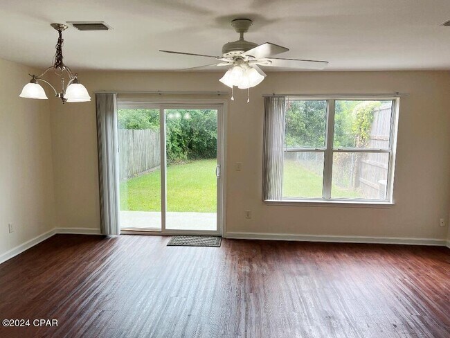 Building Photo - 1553 Mulberry Ave