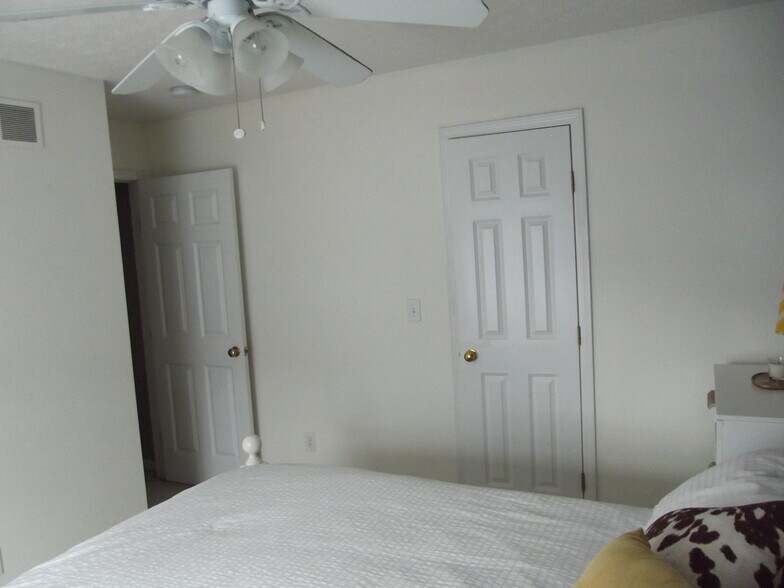 Fourth bedroom with closet - 1074 Lakegrove Court
