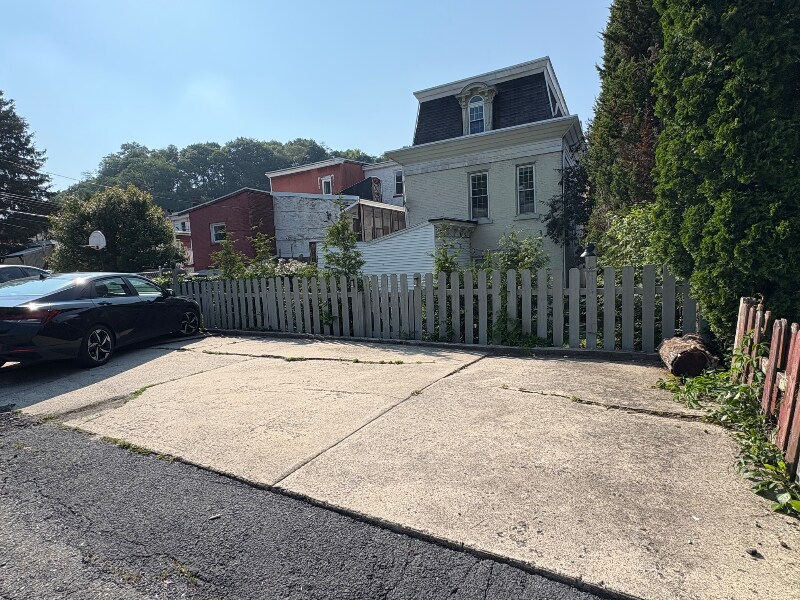 Building Photo - 615 W Market St