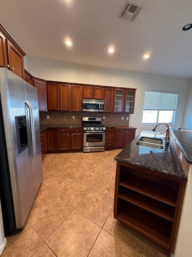 Building Photo - House For Rent