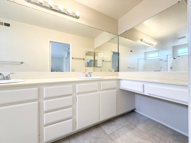 Building Photo - Beautiful Gated Rancho Montecito!