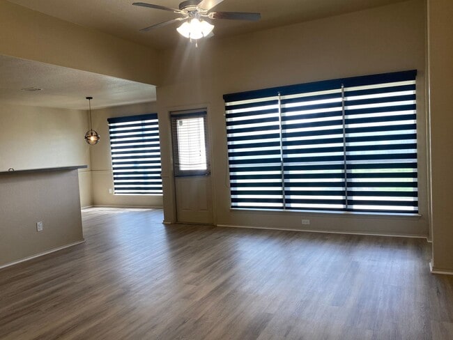 Building Photo - 3 Bedroom Conveniently Located