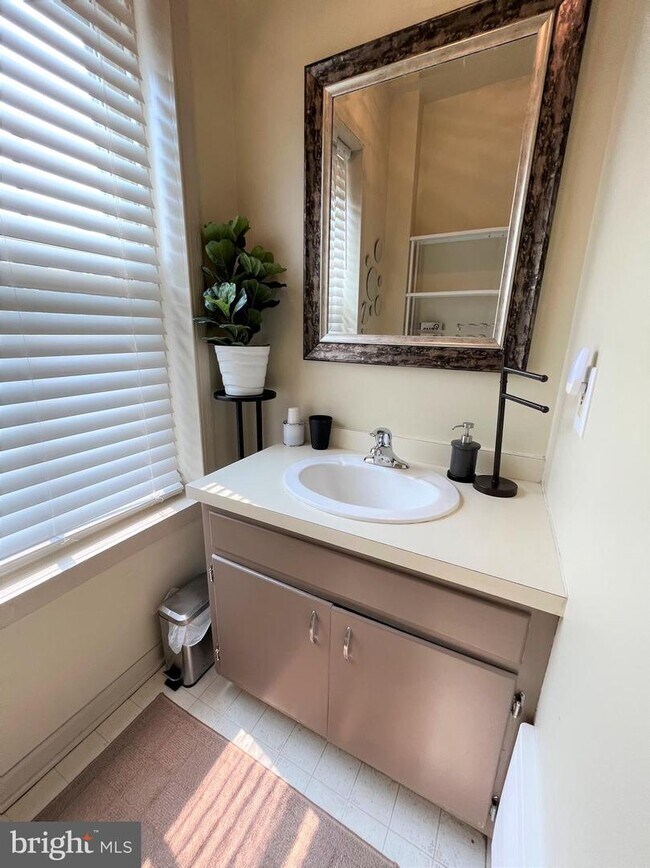 Building Photo - 509 S Market St