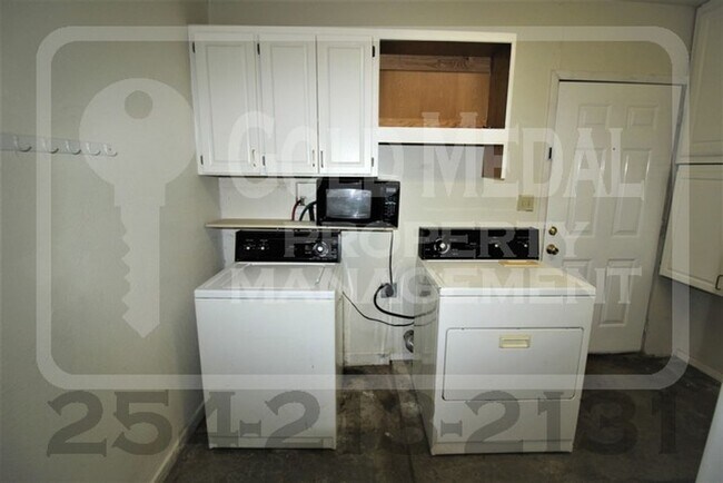 Building Photo - Your New Home Awaits At 1208 E Ave. H!